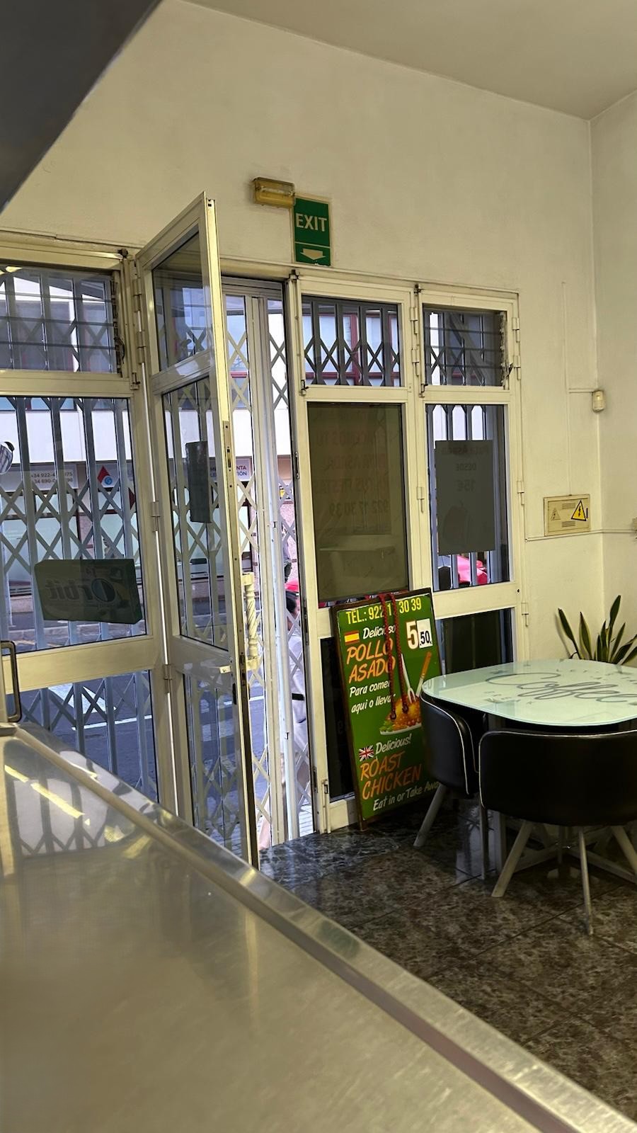 Entrada acogedora del restaurante