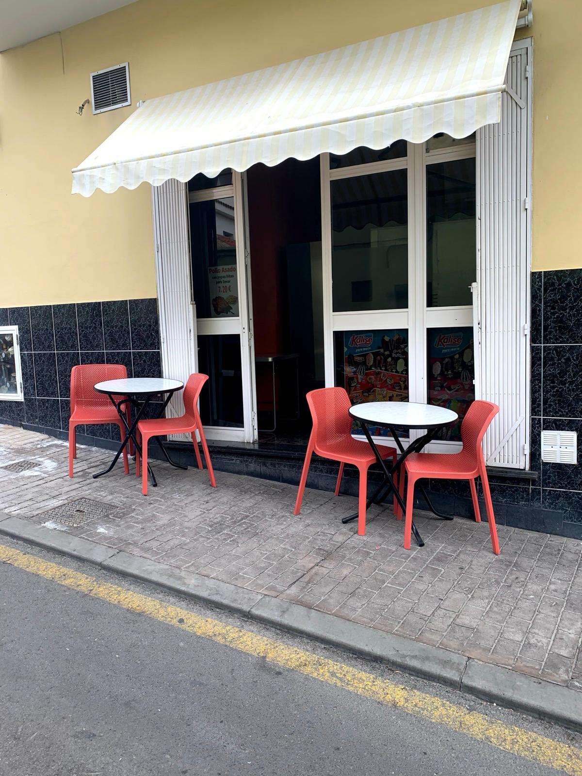 Terraza exterior con ambiente acogedor