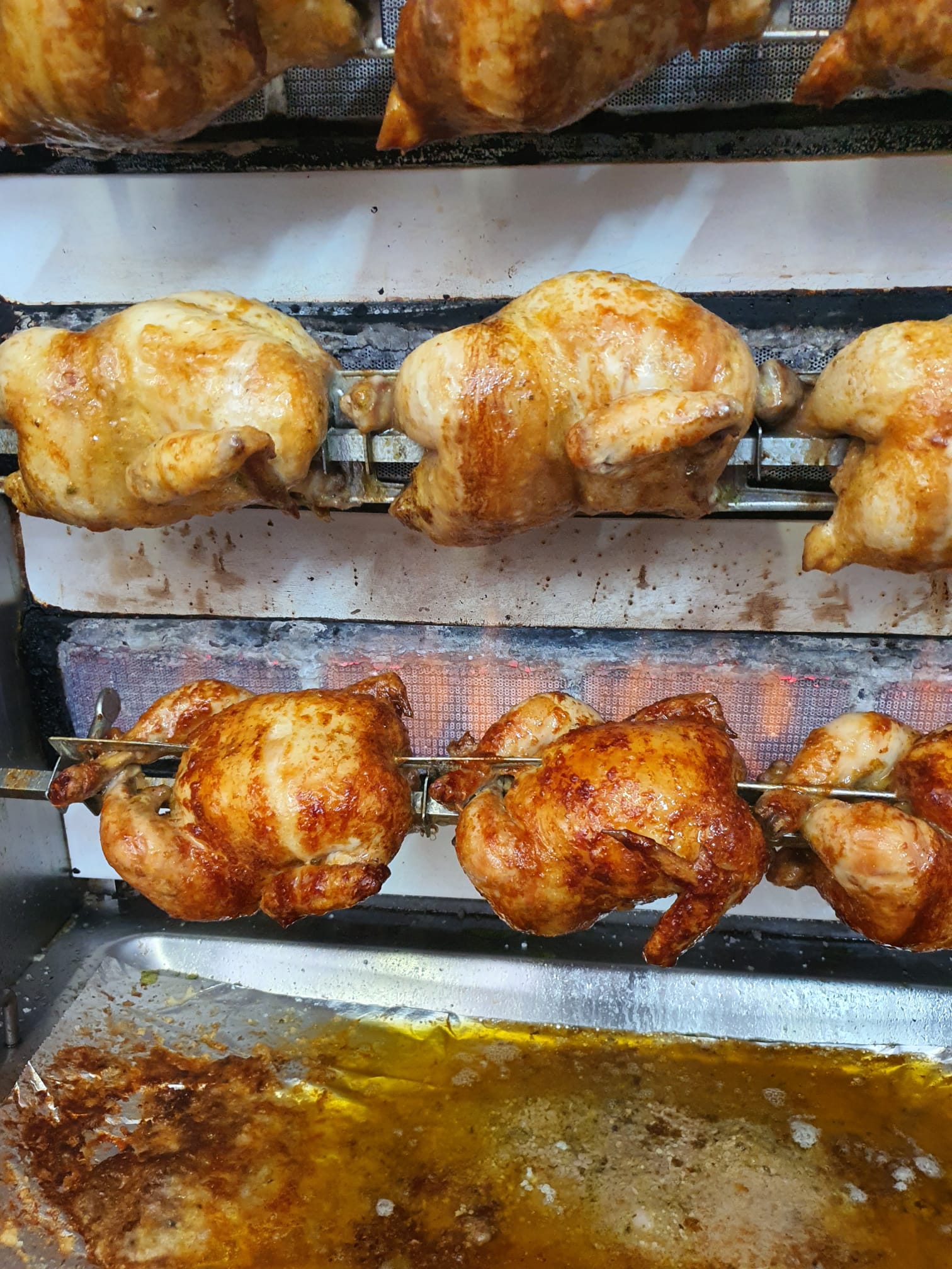Pollos asados jugosos y dorados
