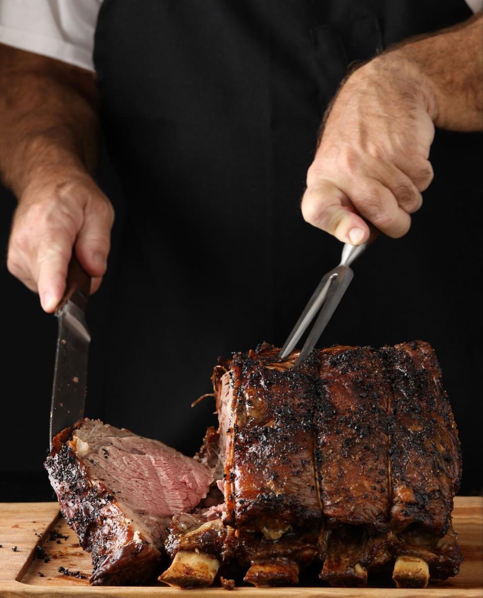 Mesa con platos variados del restaurante